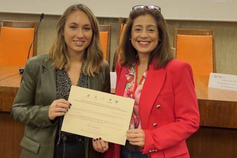 Clara Cubillas y Eva Tomaseti con la distinción obtenida.